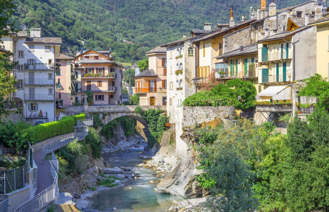 Chiavenna — ponte medievale sul fiume Mera e case colorate