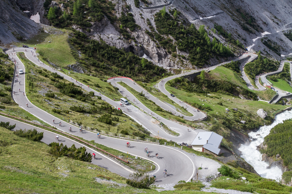 Ciclisti sulle curve del Passo dello Stelvio