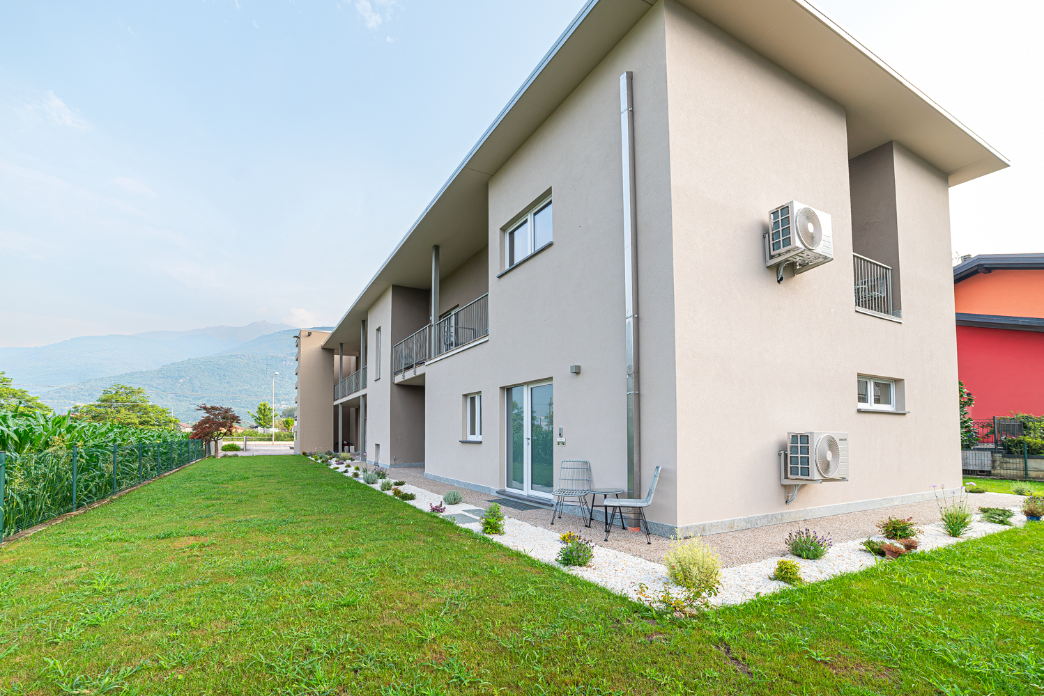 Esterno della foresteria con giardino